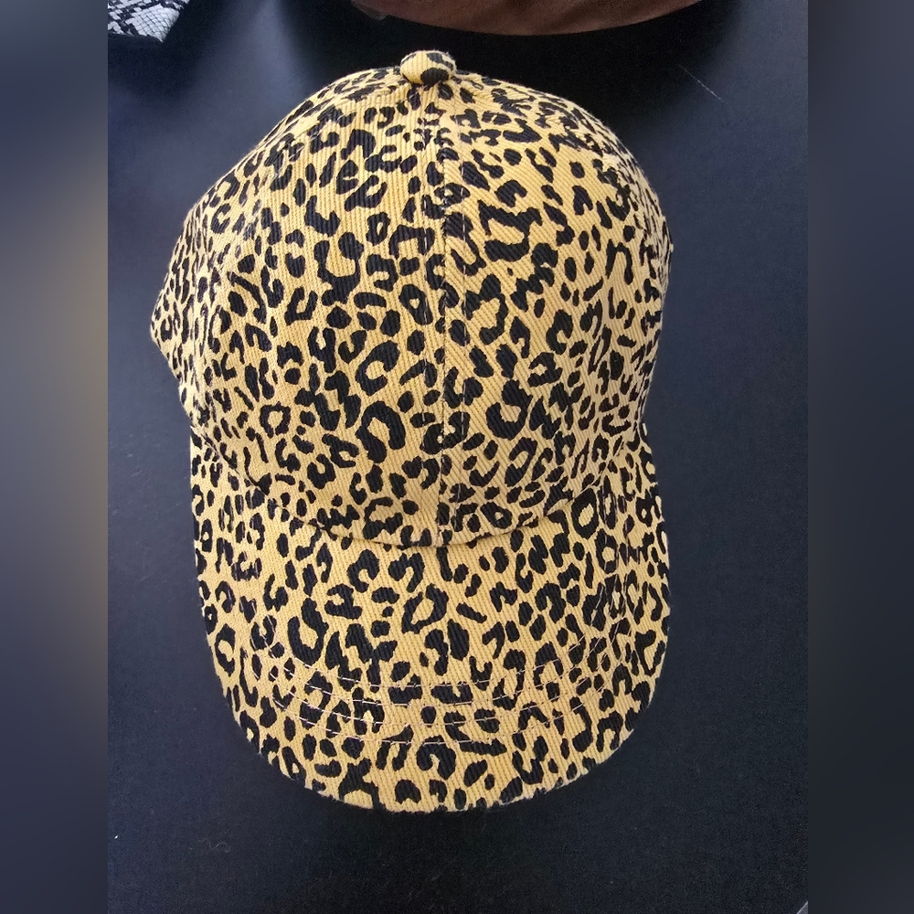 Four Buttons Leopard Print Women's Cap